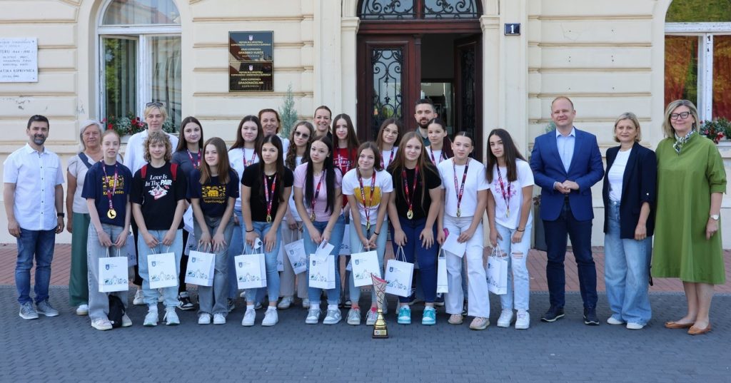 Zlatne rukometašice Podravke U13 na prijemu kod gradonačelnika Koprivnice