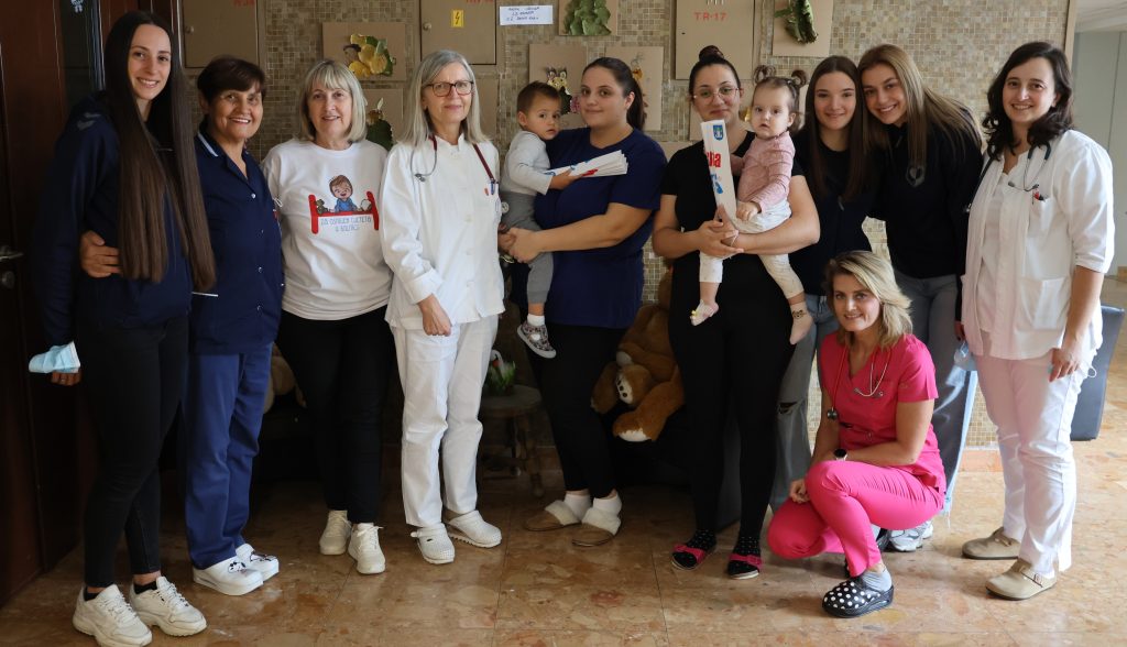 Velikim srcem može se igrati i izvan terena: Podravkašice razveselile djecu na Odjelu za pedijatriju