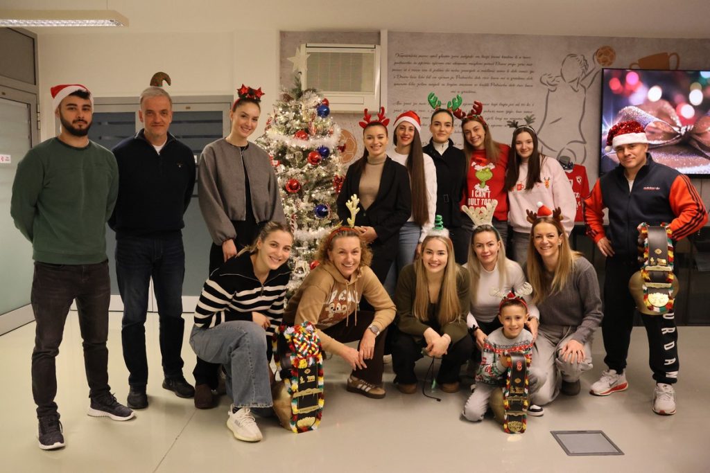 U klupskim prostorijama zajedničkim kićenjem bora zavladala blagdanska čarolija